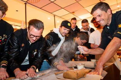 DeineWeihnachtsbaeckerei-GoldKekschen-Backen-20231129-A9A03253--FlorianLaeufer-fuer-BraakerMuehle